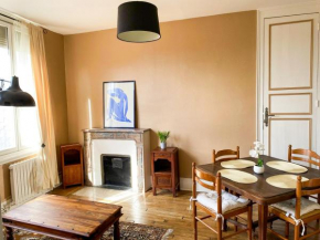 Charmant appartement face au PALAIS JACQUES COEUR